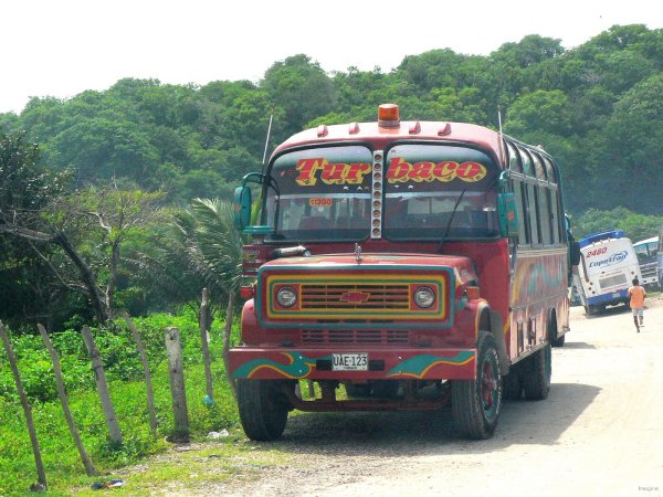 43- Bus colombien typique, sur la plage de Manzanillo 